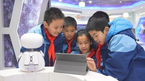 青少年在人工智能研学活动中操作机器人
