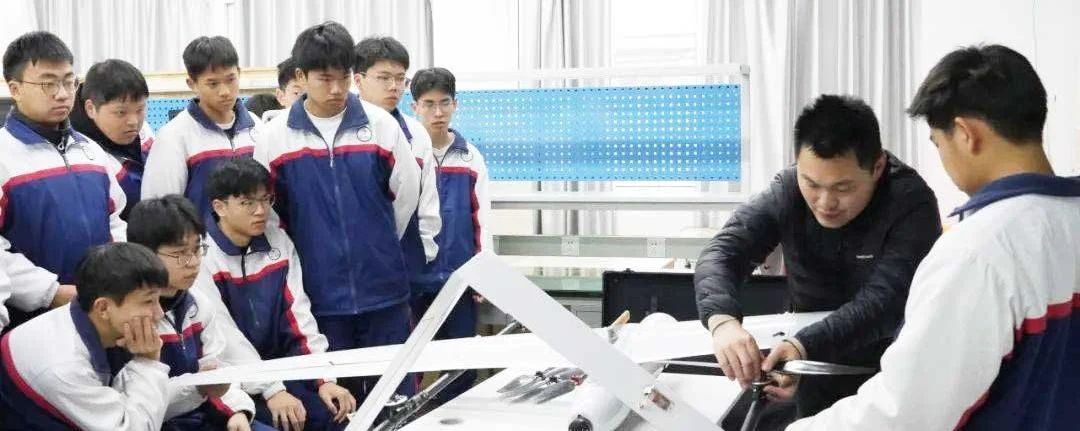职业院校学生开展无人机组装与实训
