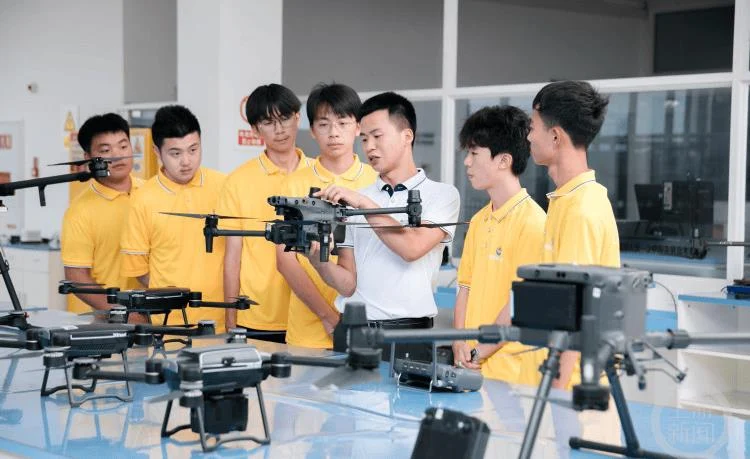 学生在低空专业实训室进行无人机实践